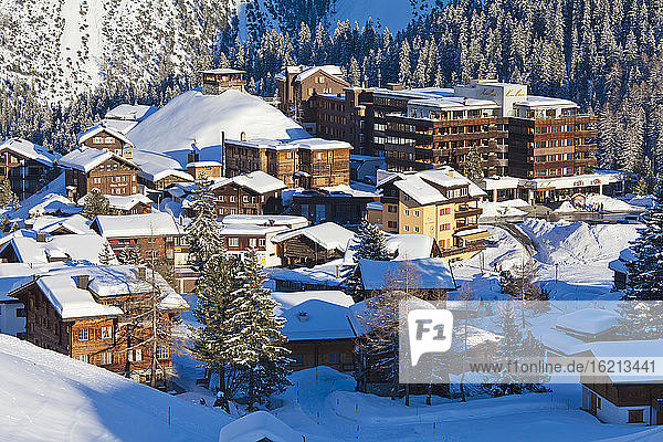 Schweiz  Blick auf Alphütte und Kulm-Hotel in Graubünden