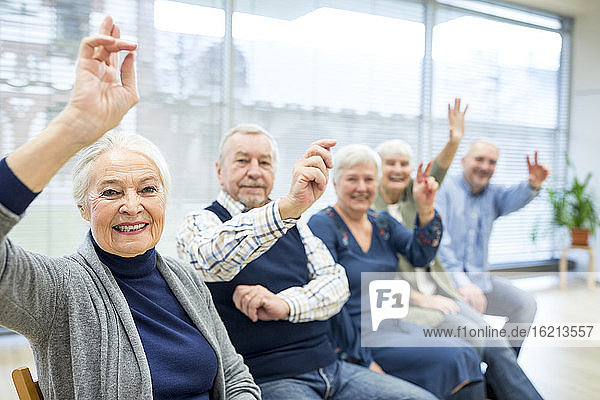 Senioren nehmen an einer Gruppenveranstaltung im Altenheim teil