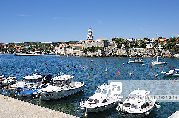 Kroatien  Blick auf Krk mit der Burg Frankopan im Hintergrund
