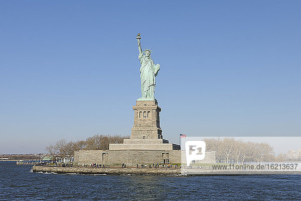 USA  New York State  New York City  Blick auf die Freiheitsstatue auf Liberty Island