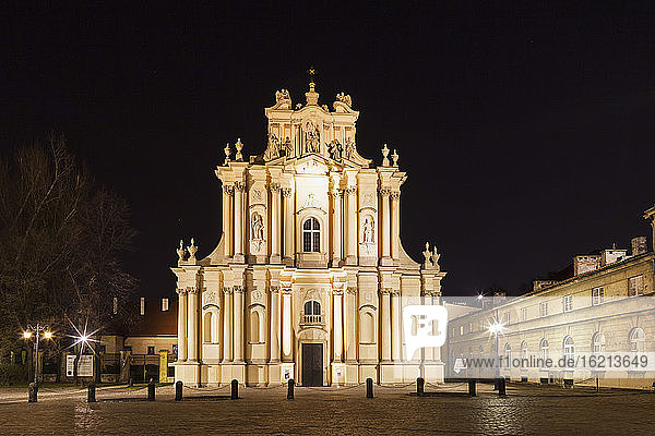 Polen  Warschau  Kirche St. Josef der Heimkehrer bei Nacht