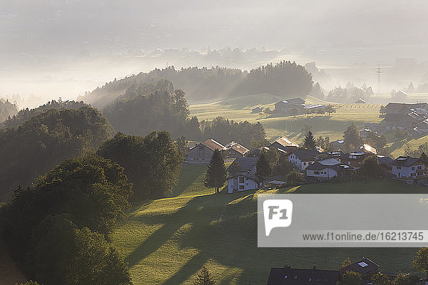 Österreich  Vorarlberg  Blick auf Landschaft mit Haus im Bregenzer Wald