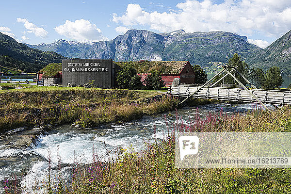 Norwegen  Blick auf den Nationalpark Jostedalsbreen und die Holzbrücke