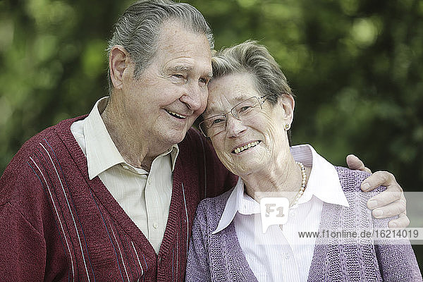 Deutschland  Köln  Seniorenpaar im Park  lächelnd