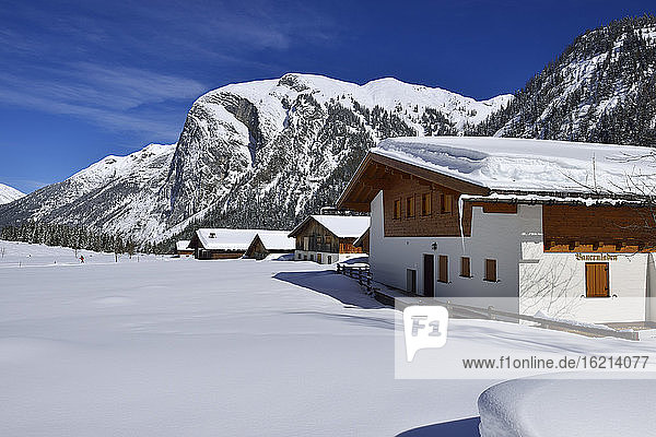 Österreich  Tirol  Blick auf Haus bei Eng Alm mit Bärenwandkopf
