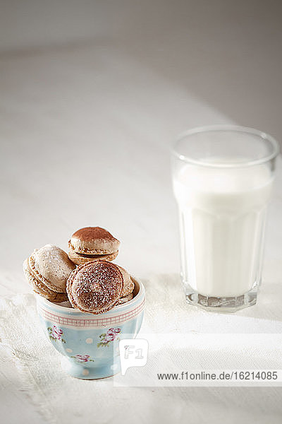 Macarons mit Schokoladenganache und einem Glas Milch