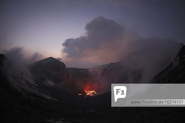 Indonesien  Blick auf die ausbrechende Lava des Vulkans Krakatau