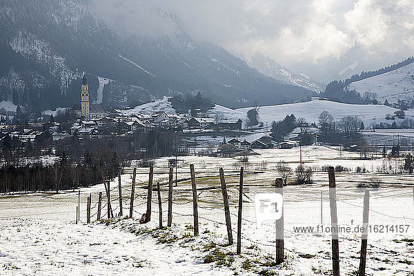 Deutschland  Blick auf Landschaft und Berge im Winter