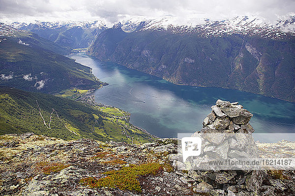 Norwegen  Fjord Norwegen  Aurlandsfjord  Steinhaufen im Vordergrund