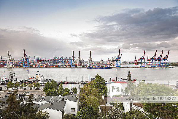 Deutschland  Hamburg  Blick auf das Hafenmuseum Ovelgoenne und den Containerschiffhafen