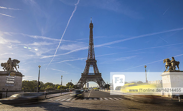 Straße  die zum Eiffelturm führt  gegen bewölkten Himmel  Paris  Frankreich
