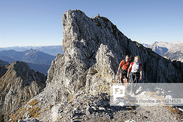 Deutschland  Paar beim Wandern in den Mittenwalder Alpen