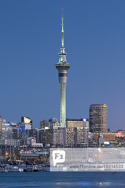 Neuseeland  Auckland  Sky Tower  Westhaven Marina