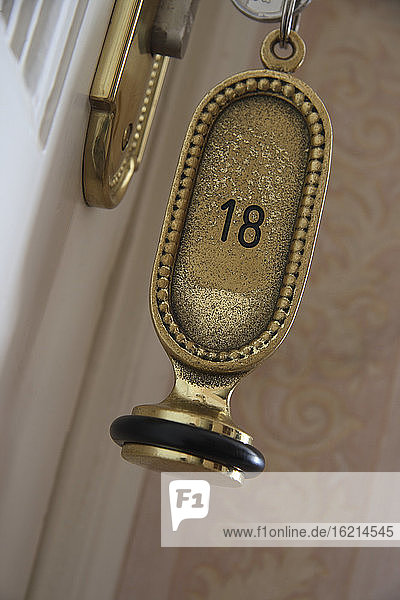 Hotelschlüssel in einer Zimmertür  Nahaufnahme