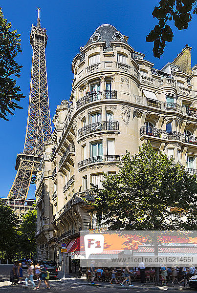 Gebäude gegen den Eiffelturm  Paris  Frankreich