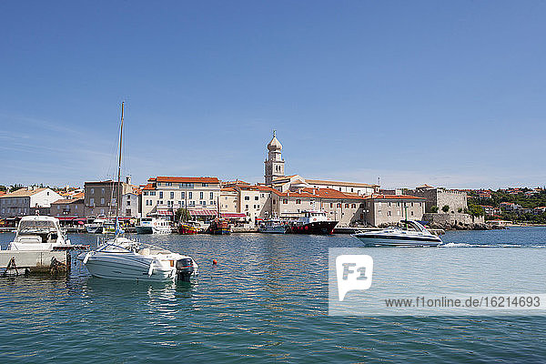 Kroatien  Krk  Blick auf die Hafenpromenade