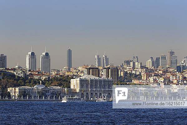 Türkei  Istanbul  Blick auf den Dolmabahce-Palast am Bosporus