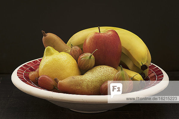 Schale mit Früchten auf dem Tisch  Nahaufnahme