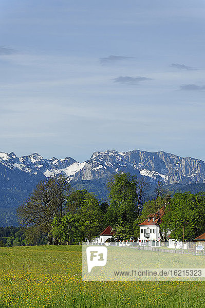Deutschland  Blick auf Berge im Isartal mit Benediktenwand