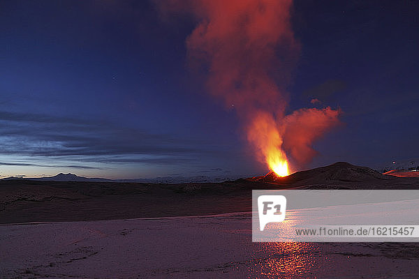 Island  Blick auf den Lavaausbruch des Eyjafjallajokull Fimmforduhals  2010