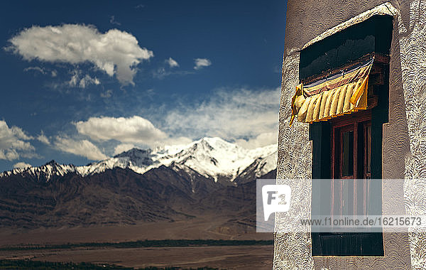 Indien  Ladakh  Fenster eines buddhistischen Tempels mit Himalaya im Hintergrund