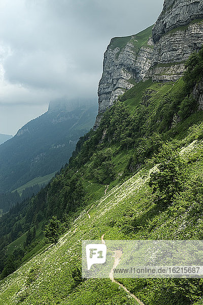 Schweiz  Blick auf Schrennenweg Wanderweg zur Meglisalp