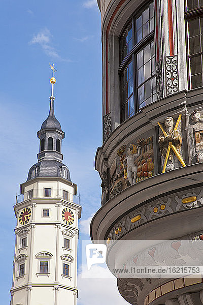 Deutschland  Thüringen  Gera  Blick auf das Rathaus und die geschmückte Stadtapotheke am Marktplatz