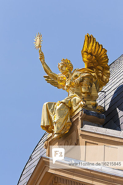 Deutschland  Thüringen  Gera  Blick auf die Genius-Skulptur auf dem Dach des Theatergebäudes