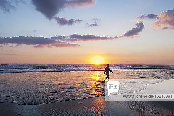 Neuseeland  Ansicht einer reifen Frau  die am Strand spazieren geht