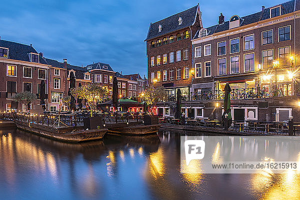Niederlande  Südholland  Leiden  Cafés am Rande des Nieuwe Rjin-Kanals in der Abenddämmerung