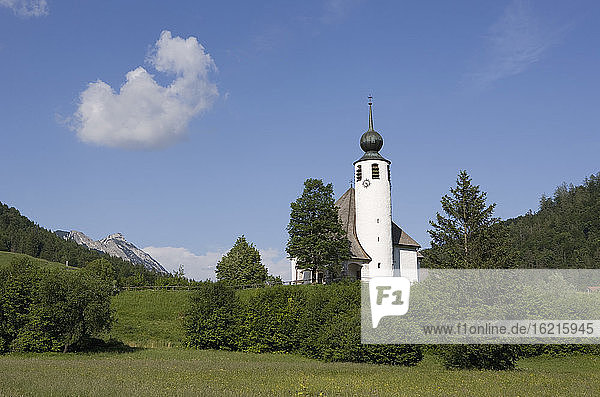 Deutschland  Bayern  Berchtesgadener Land  Kirche in Landschaft