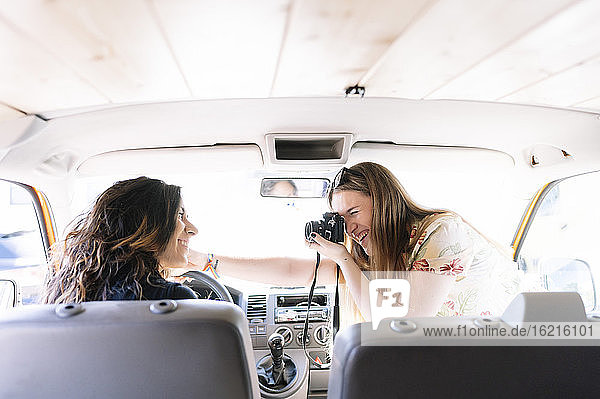 Zwei Frauen beim Fotoshooting in einem Wohnmobil