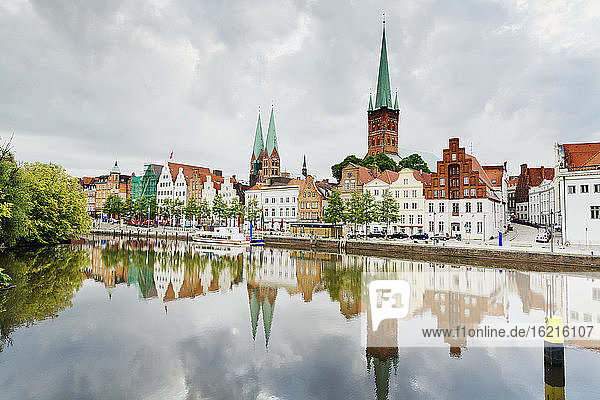 Deutschland  Schleswig Holstein  Lübeck  Ansicht einer Kirche in der Stadt