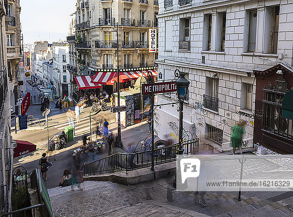 Touristen auf den Stufen des Montmartre in Paris  Frankreich