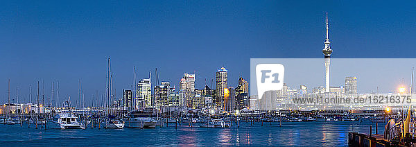 Neuseeland  Auckland  Skyline bei Nacht