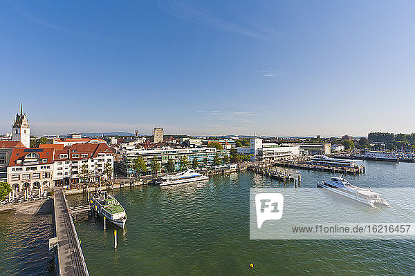 Deutschland  Baden-Württemberg  Friedrichshafen  Blick auf den Hafen mit Ausflugsschiff