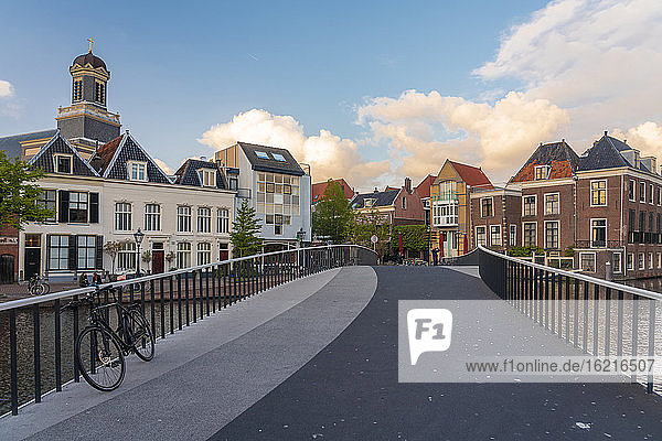 Niederlande  Südholland  Leiden  Catharinabrug mit alten Stadthäusern im Hintergrund