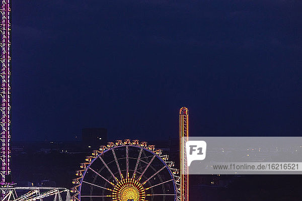 Deutschland  Bayern  München  Luftaufnahme eines beleuchteten Riesenrads bei Nacht