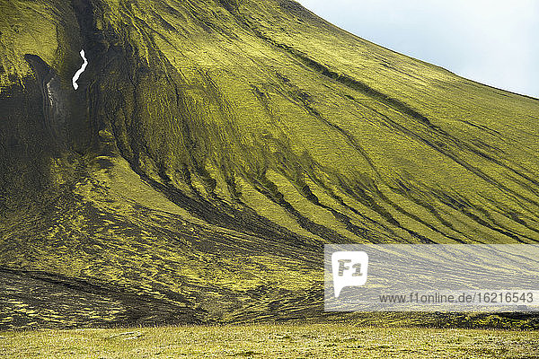 Grün gefärbte vulkanische Formation mit Schnee in Landmannalaugar