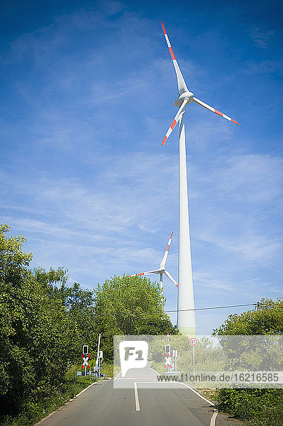 Deutschland  Sachsen  Blick auf eine Windkraftanlage im Windpark