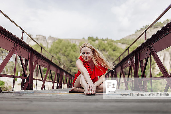Ballerina läuft und tanzt über die Sankt-Paul-Brücke in Cuenca  Spanien