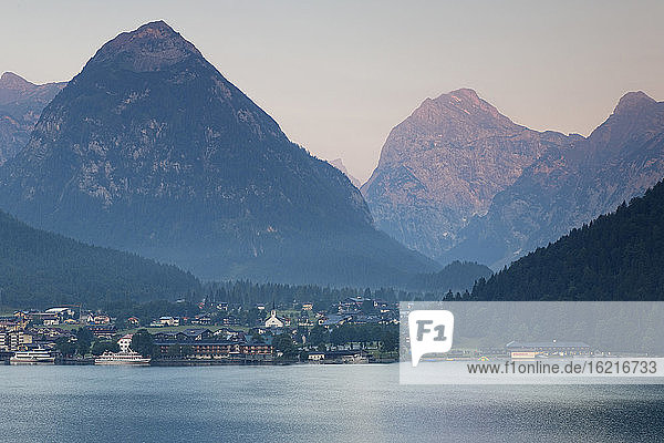 Österreich  Tirol  Blick auf Pertisau am Achensee