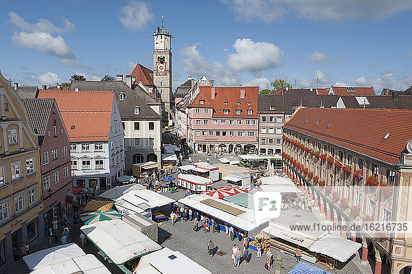 Deutschland  Bayern  Memmingen  Bauernmarkt am Marktplatz  Blick von oben