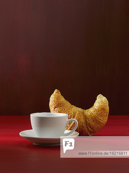 Croissant und Kaffeetasse  Nahaufnahme