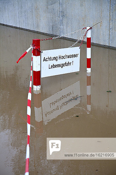 Deutschland  Würzburg  Warnschild im Hochwasser