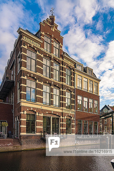Niederlande  Südholland  Leiden  Historischer Laden am Stadtkanal