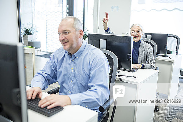 Aktive Senioren  die einen Computerkurs besuchen und am PC arbeiten