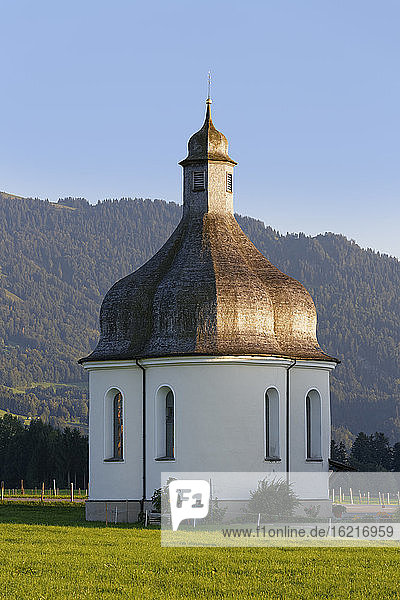 Österreich  Vorarlberg  Blick auf die St. Anna-Kapelle im Bregenzer Wald