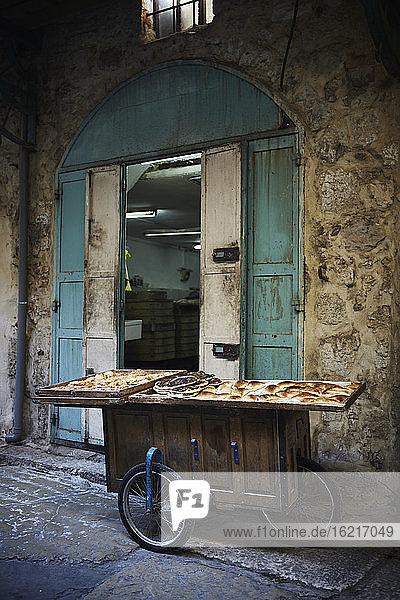 Israel  Jerusalem  Schiebewagen mit Backwaren in einer Bäckerei
