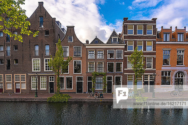 Niederlande  Südholland  Leiden  Alte historische Häuser am Oude Rijn Kanal
